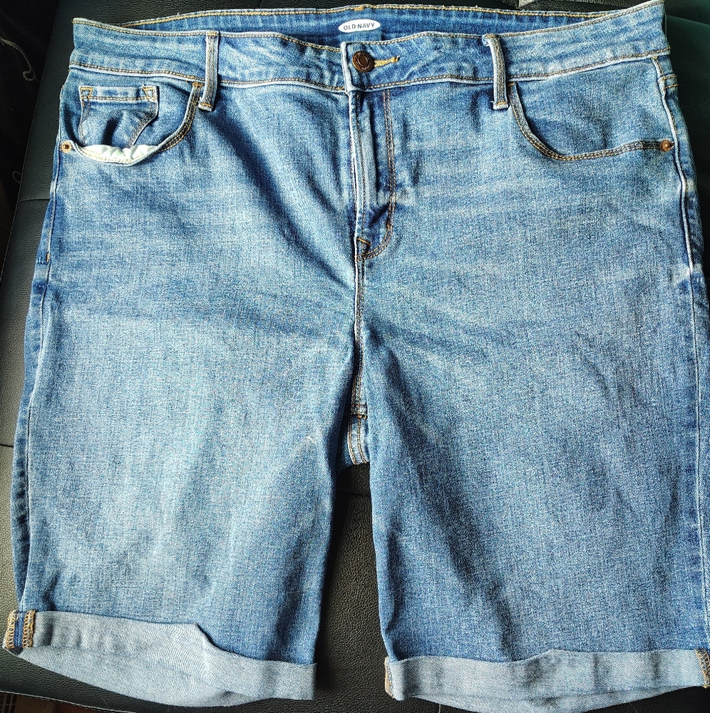 Old Navy Bermuda Medium Wash Antonella Shorts